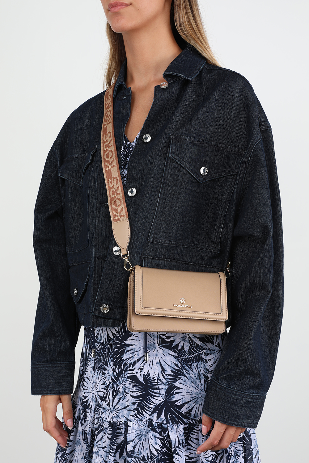 תמונת כל הלוק של תיק קרוס עם רצועת בד לוגומאנית